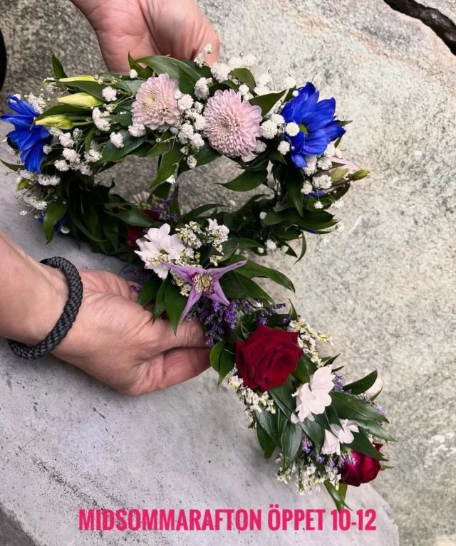 MIDSOMMARAFTON 🌿
Vi har öppet idag 10–12
Endast två midsommarkransar kvar – först till kvarn!
Dessutom har vi fyllt butiken med somriga buketter i härliga färger 🌼🌷

Välkommen in och fira in midsommaren med oss!

#midsommarafton#blommor#midsommarkrans #blomsterhornanovik #interflorablomsterhörnan #buketter